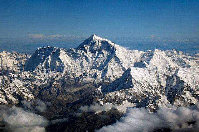 Cea mai tânără echipă românească „atacă” Everestul