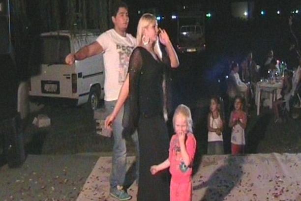 &quot;Îngerul blond&quot;, fetiţa găsită într-o tabără de romi din Grecia, apare dansând în două înregistrări video