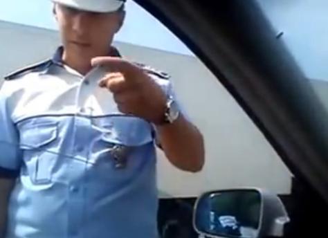 Un poliţist român face SENZAŢIE pe net! Cum reacţionează agentul în faţa unui şmecher care refuză să prezinte actele