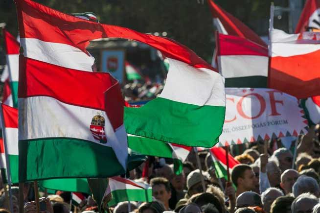 Peste 200.000 de maghiari, inclusiv din România, la “marşul păcii” de la Budapesta