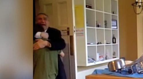 Reacţia UIMITOARE a unui tată după ce a aflat rezultatul la un examen dificil al fiului său VIDEO