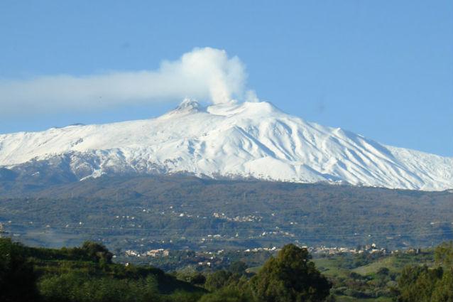 Vulcanul Etna aruncă lavă şi cenuşă. Erupţia, provocată de trei cutremure