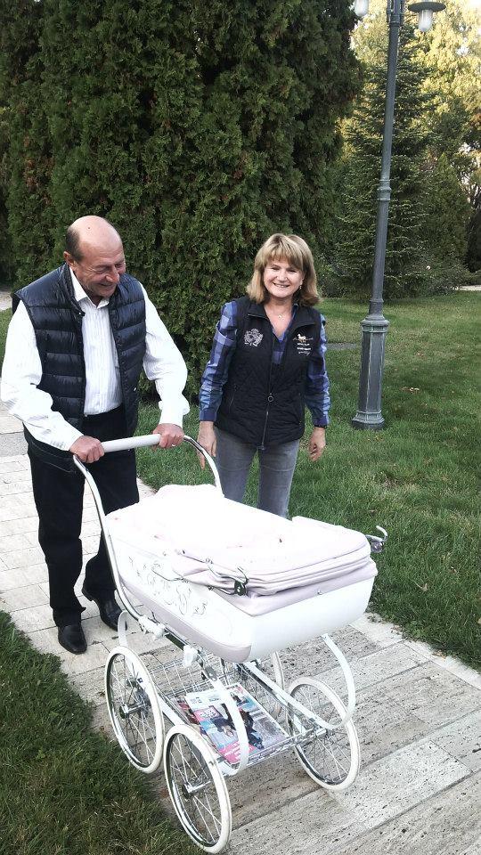 &quot;La plimbare cu bunicul&quot;. Traian Băsescu şi-a scos nepoţica la plimbare