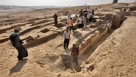 Descoperire ULUITOARE în Egipt. Ce au găsit arheologii într-un cimitir, la sud-vest de Cairo (VIDEO)