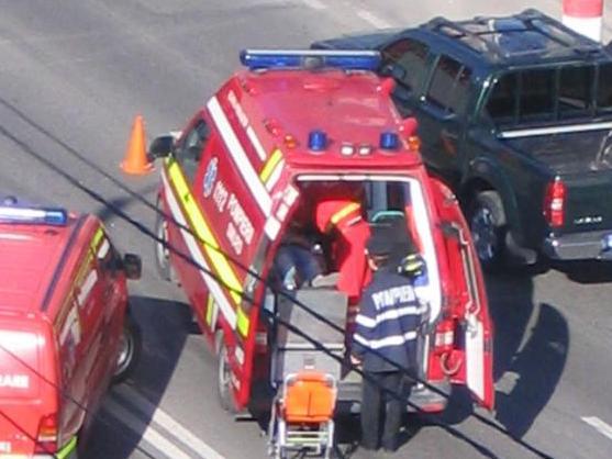 Doi pacienţi morţi şi cinci răniţi, după ce ambulanţa în care se aflau s-a ciocnit cu un autoturism, la Piteşti