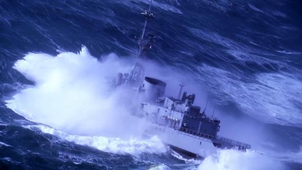 Imagini de un frumos năucitor: Navele de război, în luptă cu furia naturii (VIDEO)
