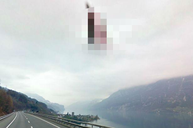 Imagine BIZARĂ, surprinsă de Google Earth: Ce apare deasupra unei autostrăzi aglomerate din Elveţia (VIDEO)
