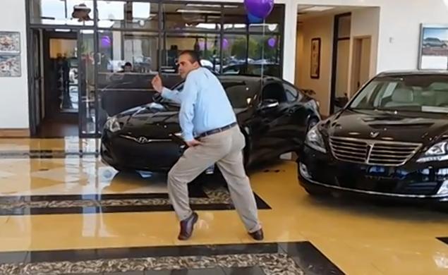Şi-a ULUIT colegii cu asta! Ce face un vânzător de maşini în timpul filmării unui spot publicitar (VIDEO)