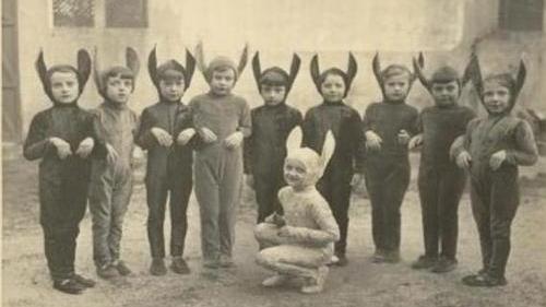 Cum se deghizau în trecut oamenii pentru sărbătoarea de Halloween GALERIE FOTO