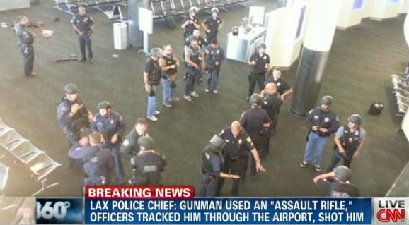 Un mort şi şapte răniţi în urma atacului de pe aeroportul din Los Angeles