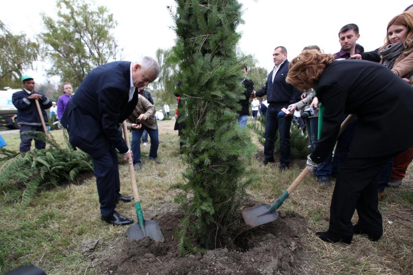 Capitala creşte verde: Sorin Oprescu şi Rovana Plumb au plantat copaci, în Parcul Tineretului