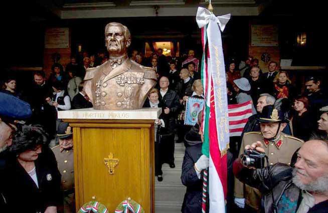 La Budapesta a fost dezvelit un bust al lui Miklos Horthy. Sute de persoane au manifestat pro şi antiinaugurarea bustului