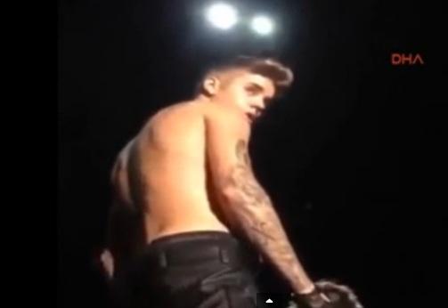 Justin Bieber a enervat din nou fanii. Artistul, lovit cu o sticlă, a scăpat microfonul din mână (VIDEO)