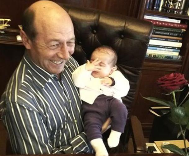 Mesajul Elenei Băsescu către Traian Băsescu, pe Facebook: &quot;La mulţi ani, tati!&quot;
