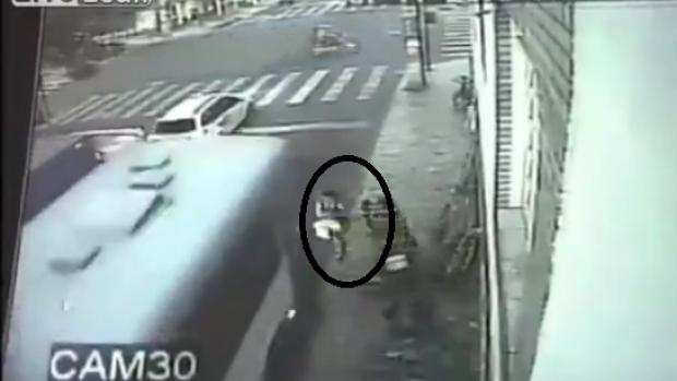Accident devenit VIRAL: A scăpat MIRACULOS după ce a fost lovită de un autobuz VIDEO