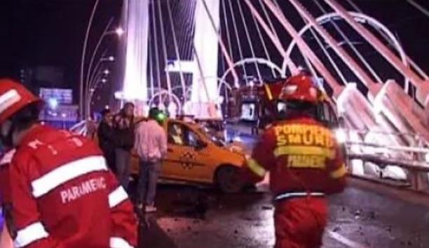 Accident în lanţ pe podul Basarab: Cinci autoturisme s-au ciocnit, patru persoane au fost rănite