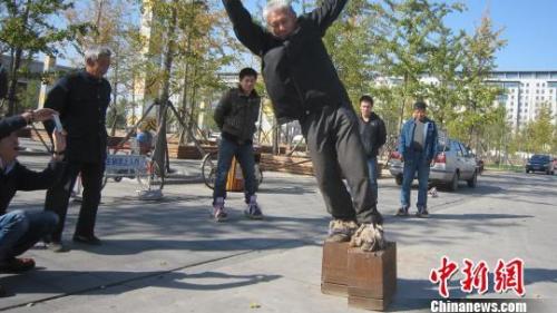 INCREDIBIL: Un bărbat merge ÎN FIECARE ZI în picioare cu PANTOFI DE FIER de 405 kilograme FOTO