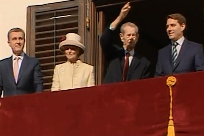 Regele Mihai a salutat mulţimea, la Palatul Elisabeta. Majestatea Sa își sărbătorește onomastica și împlinirea vârstei de 92 de ani