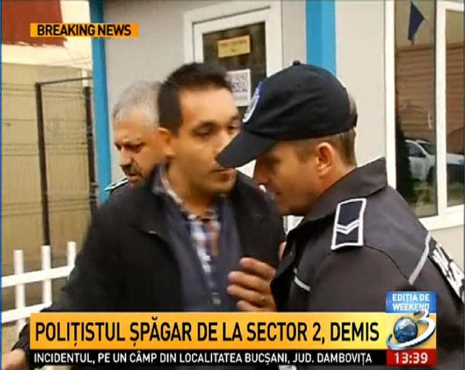 Poliţistul care a agresat un jurnalist Antena 3 a fost DEMIS. Maşina Antena 3 a fost vandalizată 