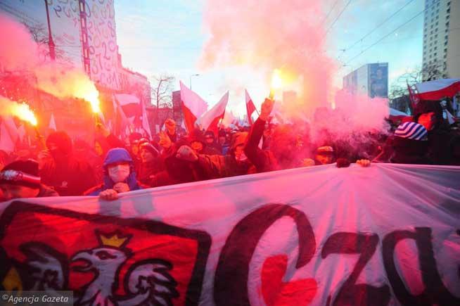 Manifestaţii violente la Varşovia, extrema-dreaptă atacă poliţia şi cere demisia Guvernului (VIDEO)