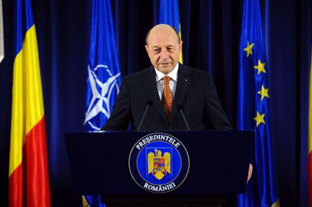 Preşedintele-fermier Băsescu, atac furibund la Ponta: &quot;Premierul poartă nobilul titlu de plagiator, cum eu îl port pe cel de bunic. Este doctor mincinos&quot;