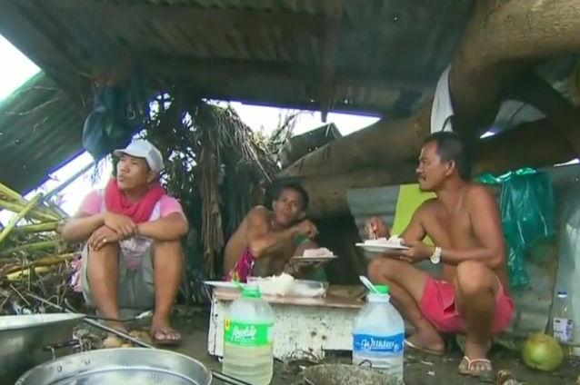 Opt filipinezi striviţi de vii în timp ce se băteau pe mâncare. Poliţia a deschis focul asupra altor oameni care jefuiau magazine