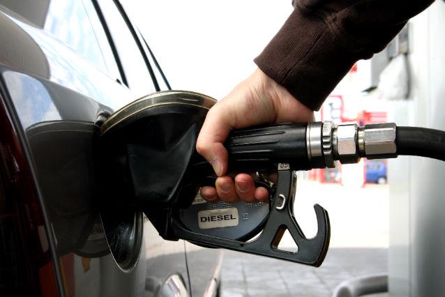 E oficial! Vezi cât veţi plăti în plus pentru litrul de benzină de la 1 ianuarie 2014
