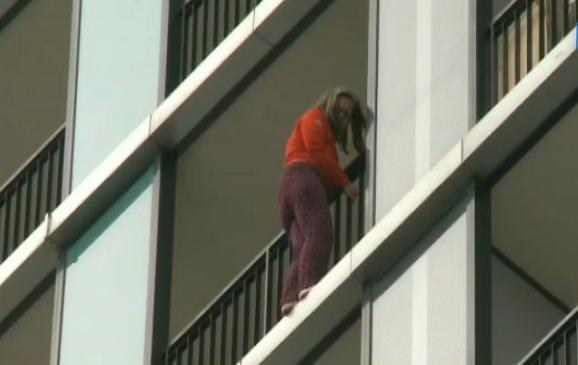 Femeia care ameninţa că se aruncă de la etajul 13 al unui bloc din Capitală a fost salvată (VIDEO)