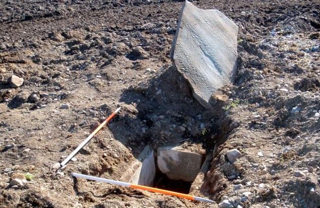 Descoperire ULUITOARE în Scoția: Ce a găsit un fermier, după ce plugul tractorului a dislocat o bucată de piatră