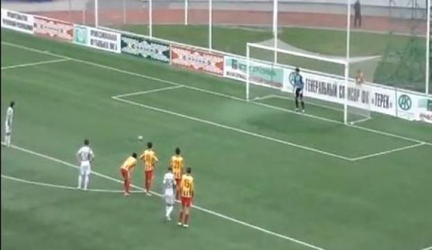 Un arbitru de o nesimţire maximă: A acordat trei penalty-uri unei echipe în doar patru minute VIDEO