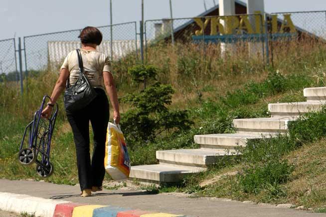 Restricţii la graniţa non-UE. Românii pot aduce doar o dată pe săptămână ţigările, băuturi alcoolice şi alimentele din Serbia, Ucraina şi Moldova 