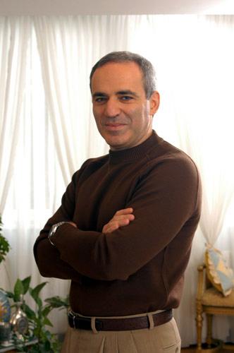 Marele Garry Kasparov trebuie să învingă un om RĂPIT DE EXTRATEREŞTRI, ca să revină în lumea şahului 
