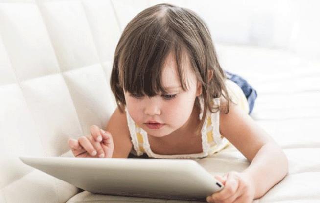 Atenţie, smartphone-urile şi tabletele vă pot afecta grav copiii!