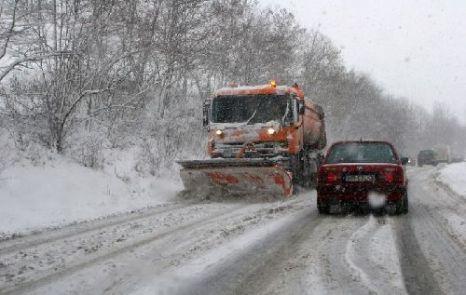 Lapoviţă şi ninsoare în Pasul Tihuţa, pe DN 17. Vezi IMAGINI LIVE pe webcam jurnalul.ro