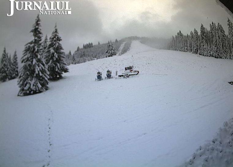 Veste bună pentru iubitorii sporturilor de iarnă: NINGE la munte! Vezi IMAGINI LIVE de pe pârtiile din România, pe webcam jurnalul.ro