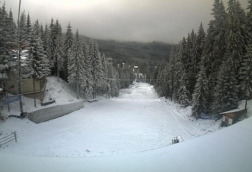 În Parâng zăpada măsoară 30 de centimetri. Vezi IMAGINI LIVE de pe pârtiile din România