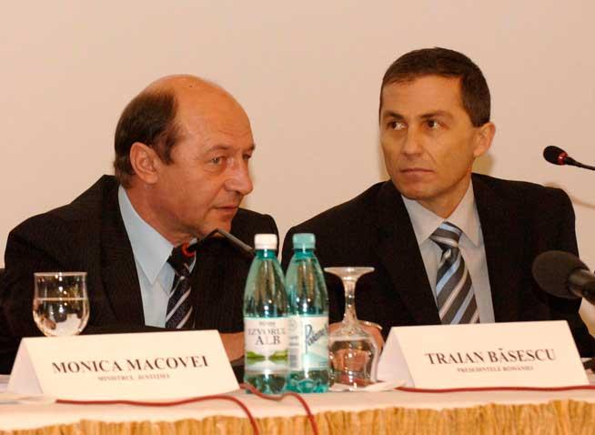 Un incompetent la CCR. Băsescu, chemat în judecată pentru numirea lui Morar judecător la Curtea Constituţională