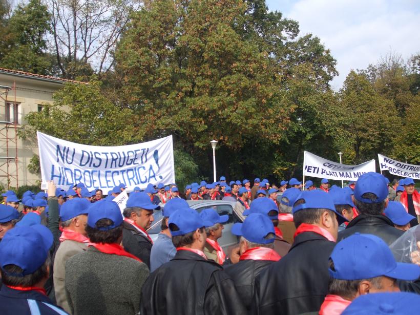 Sindicaliştii de la Hidroelectrica protestează, astăzi, împotriva reducerilor de salarii şi de personal 
