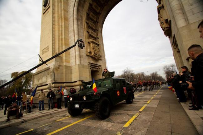 Parada de Ziua Naţională: Peste 2000 de militari români şi străini au defilat pe sub Arcul de Triumf