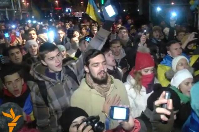 UE condamnă ferm violențele împotriva manifestanților din Kiev. 1.000 de protestatari, dispersaţi de jandarmi