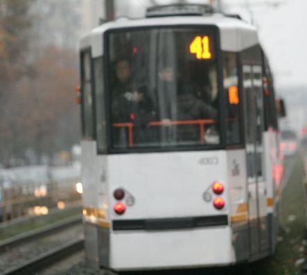 Incidente pe linia tramvaiului 41: bucureştenii S-AU BĂTUT în staţii pentru a urca să meargă la parada de 1 Decembrie