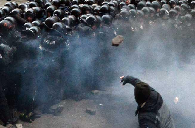 Din cauza manifestaţiilor uriaşe, în Ucraina s-ar putea decreta starea de urgenţă (VIDEO)