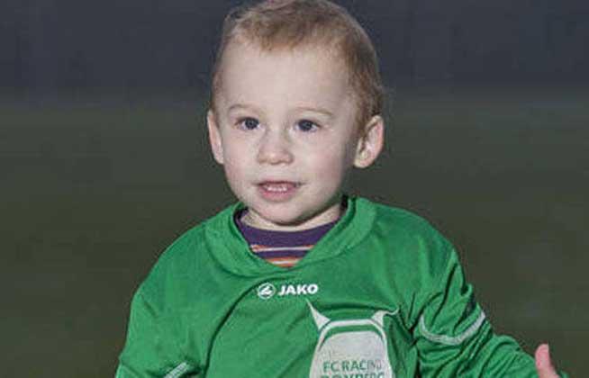 Un copil de 20 de luni, sub contract cu un club de fotbal!