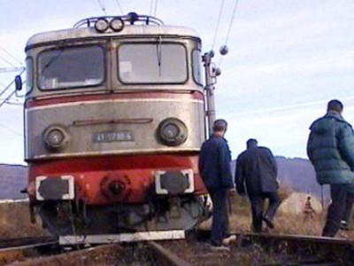 Trafic rutier şi feroviat BLOCAT, după ce un tren a lovit o autoutilitară, apoi a deraiat, în judeţul Harghita