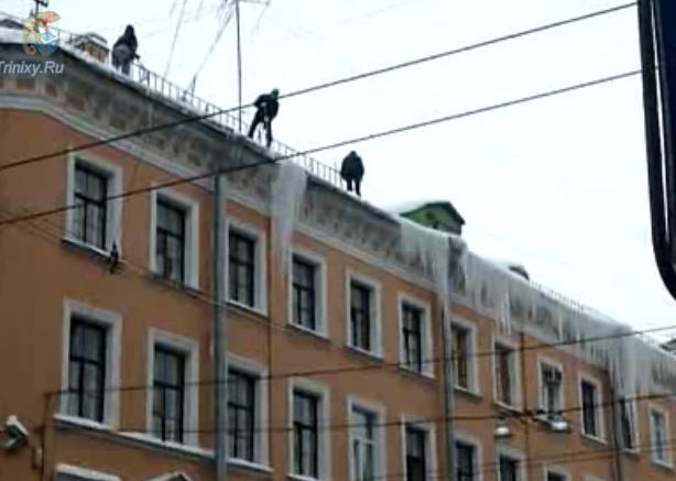 Lecţie rusească. Ce se întâmplă când muncitorii încearcă să scape de ţurţurii de pe acoperiş (VIDEO) 