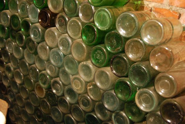 Un român aruncă la gunoi 2.500 de sticle goale