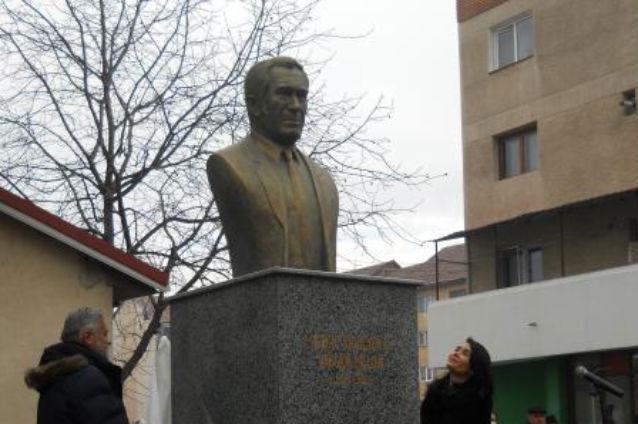 Bust al lui Sergiu Nicolaescu, la Târgu Jiu. Localnicii spun că sculptura nu seamănă cu regizorul