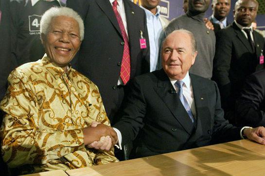 FIFA coboară drapelurile în bernă în memoria lui Mandela