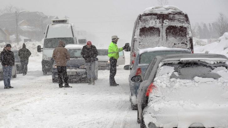 Circulație în condiții de iarnă pe DN 67 C Novaci-Rânca. Pe Transalpina stratul de zăpadă depășește un metru 