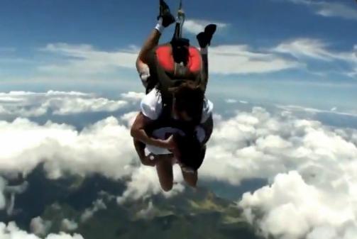 Situaţie INCREDIBILĂ. Ce fac un skydiver şi instructorul său la 4.000 de metri altitudine (VIDEO)
